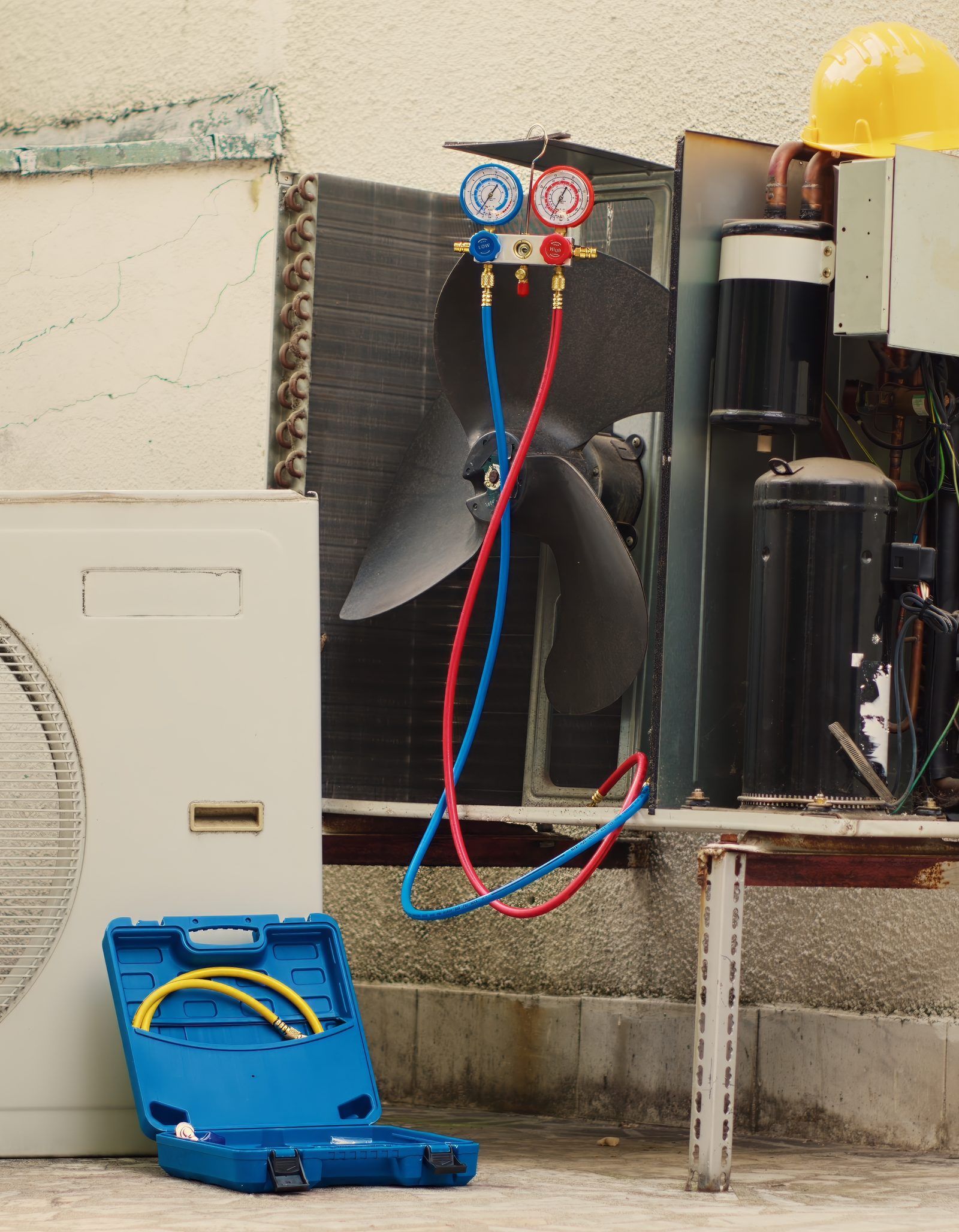 Unité extérieure de climatisation ouverte, avec manomètres branchés pour contrôler le circuit